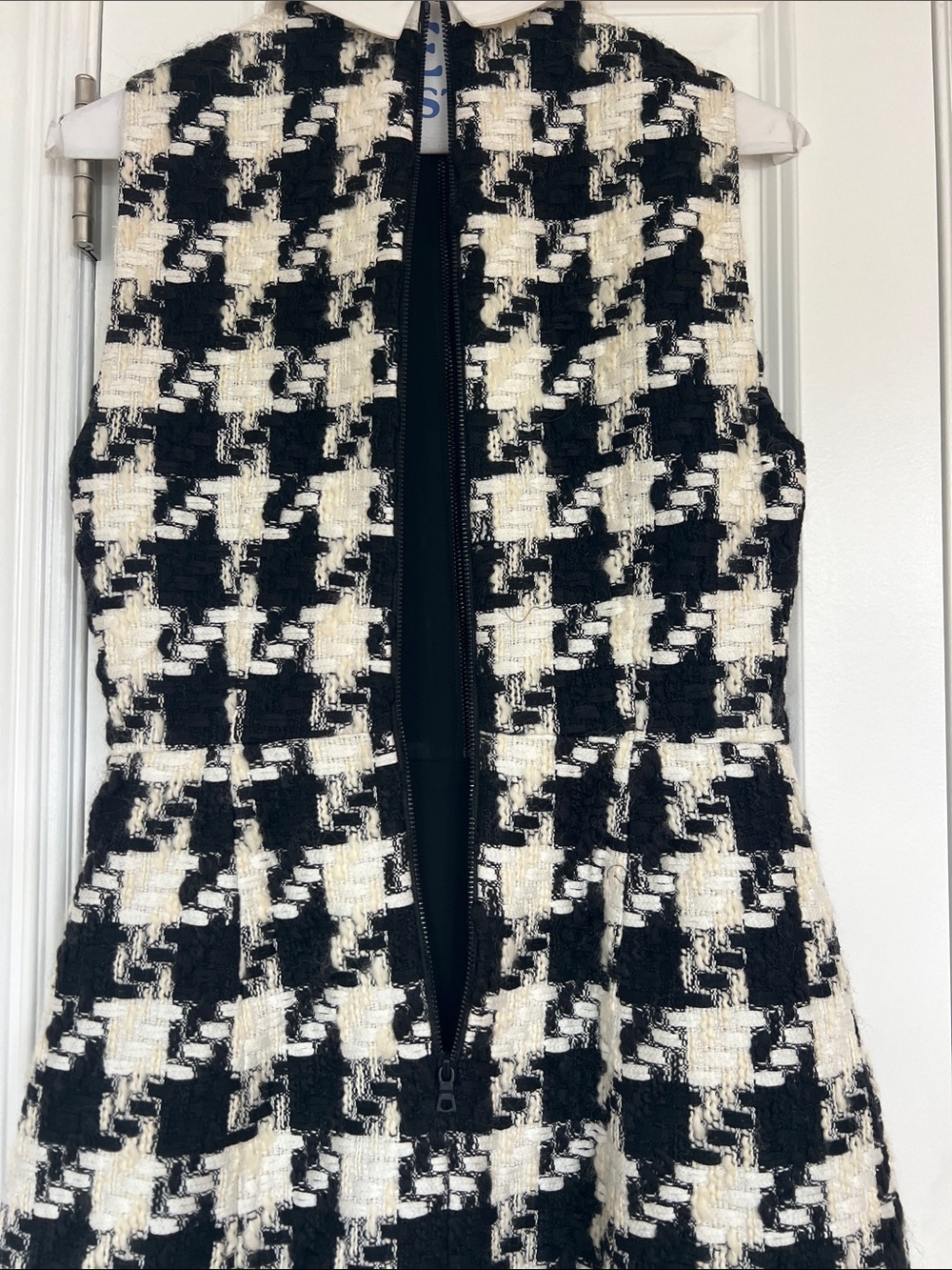 ALICE & OLIVIA Ellis Houndstooth A-Line Dress. Collar, pockets, zippers, lined. - Picture 5 of 11